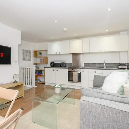 Duplex With Fantastic Canal Views Pass The Keys Лидс