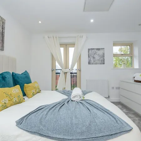 Leeds Duplex With Fantastic Canal Views Pass The Keys *