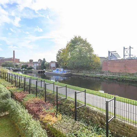 Leeds Duplex With Fantastic Canal Views Pass The Keys *