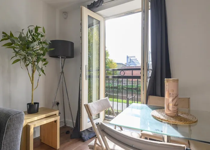 Duplex With Fantastic Canal Views - Pass The Keys Leeds (West Yorkshire)