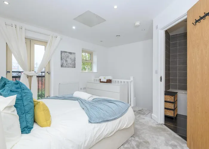 Duplex With Fantastic Canal Views - Pass The Keys Leeds (West Yorkshire)