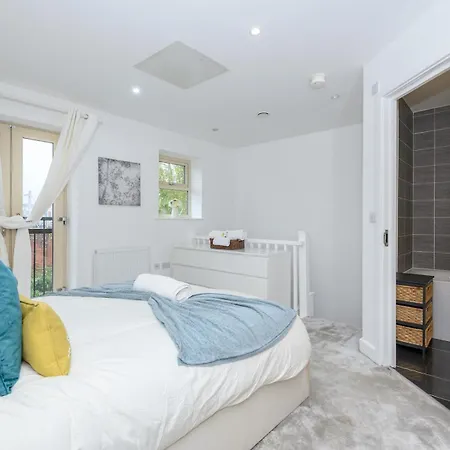 Duplex With Fantastic Canal Views - Pass The Keys Leeds (West Yorkshire)